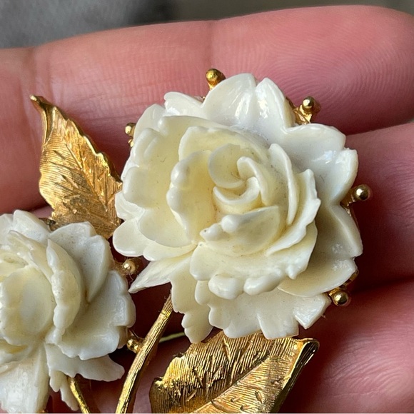 Vintage | White Rose Flower Carved Celluloid Gold Tone Brooch Pin - Picture 4 of 16